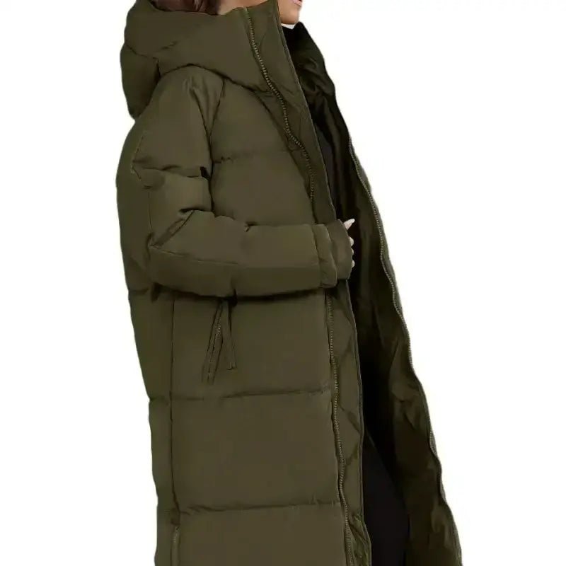 Parka femme longue matelassée verte avec capuche, idéale pour l'hiver, alliant confort et style.