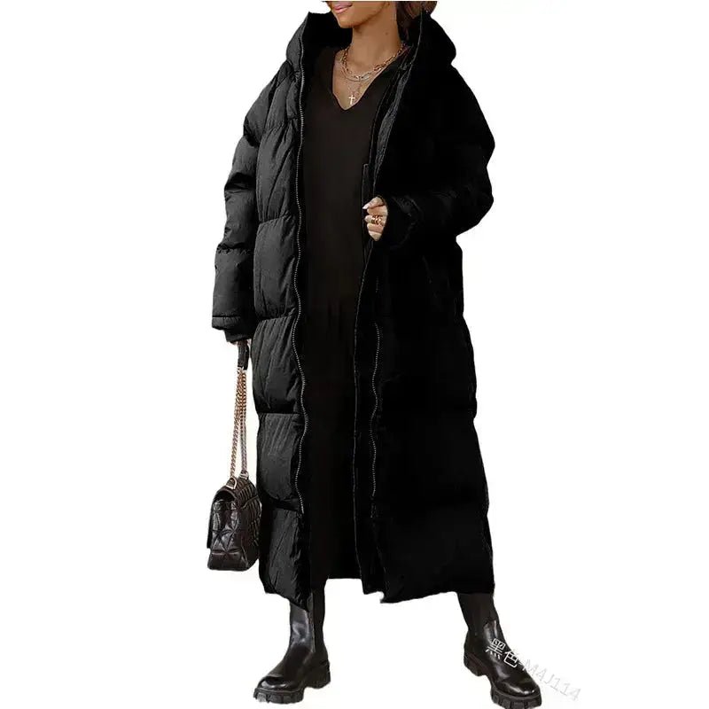 Parka femme longue matelassée colorée en noir avec capuche, idéale pour l'hiver, style tendance et confortable.