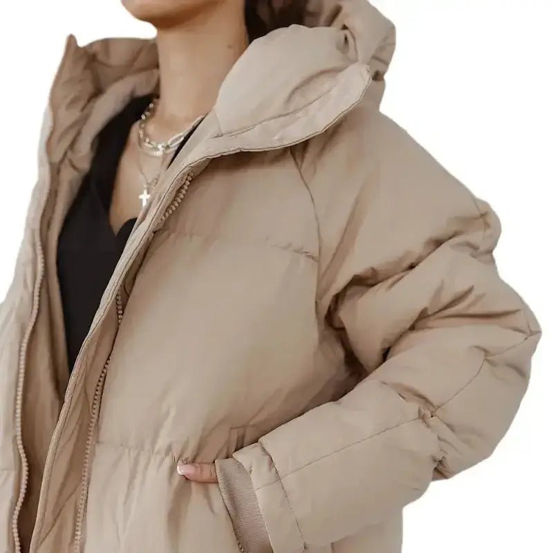 Parka femme longue matelassée beige avec capuche, idéale pour l'hiver.