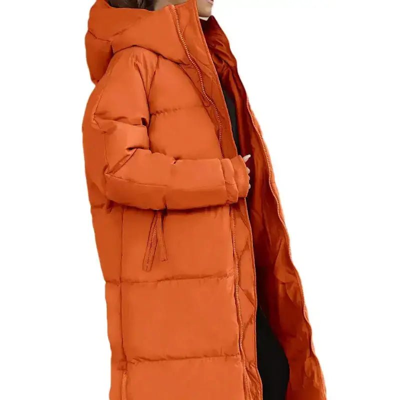 Parka femme longue matelassée orange, idéale pour l'hiver avec capuche intégrée.