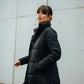 Femme longue portant un parka femme longue noire avec col haut, style hiver