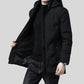 Parka pour homme noire à capuche avec fermeture ouverte et poignets côtelés