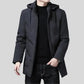 Veste puffer noire à capuche pour homme avec turtleneck noir et jeans