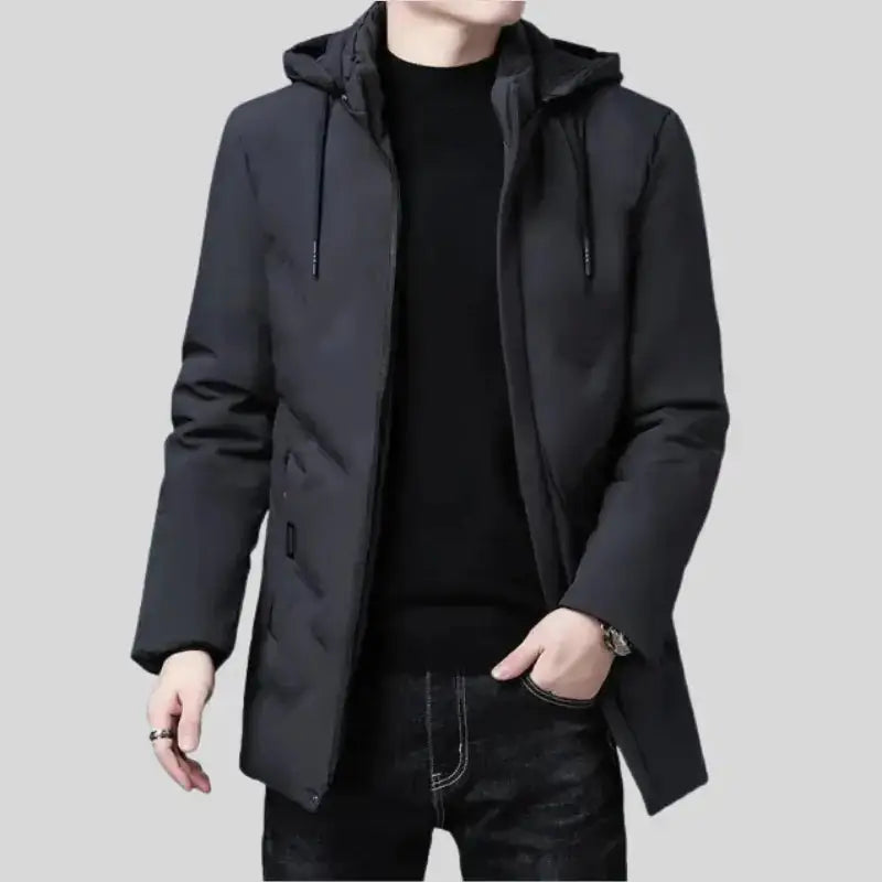 Veste puffer noire à capuche pour homme avec turtleneck noir et jeans