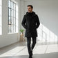 Homme portant une parka noire à capuche en jean noir pour homme